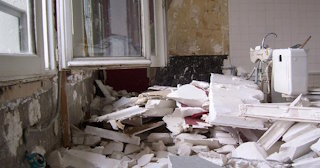 Демонтаж хрущевки в Благовещенске - удаление старых полов и стен по выгодной цене от 1790 рублей.